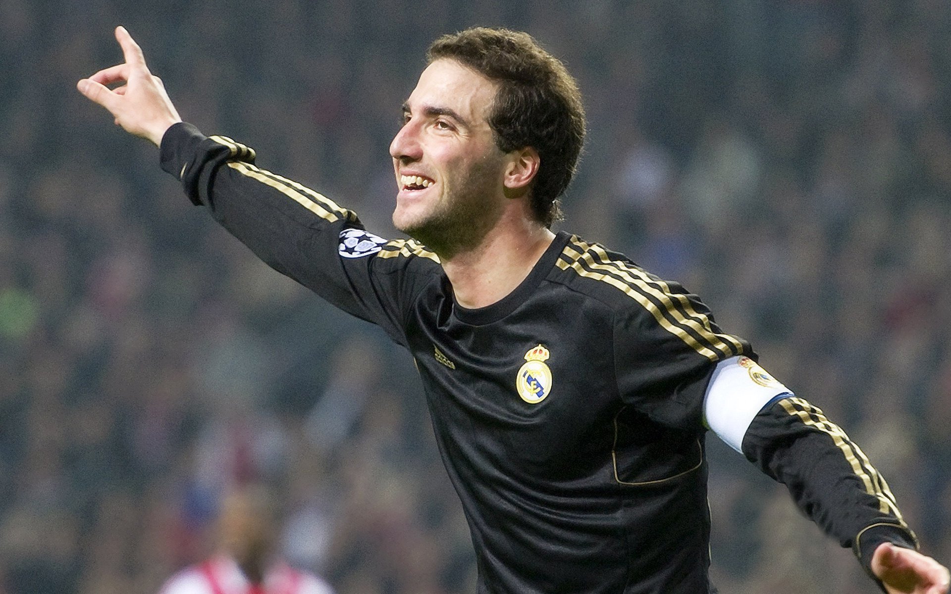 爱游戏娱乐-欧冠半决赛之夜,字母哥的压制级表演,与篮球之神的无声对话